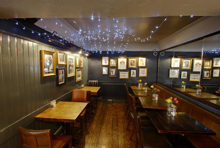 Comfortable Modern Pub near Mayfair Planned