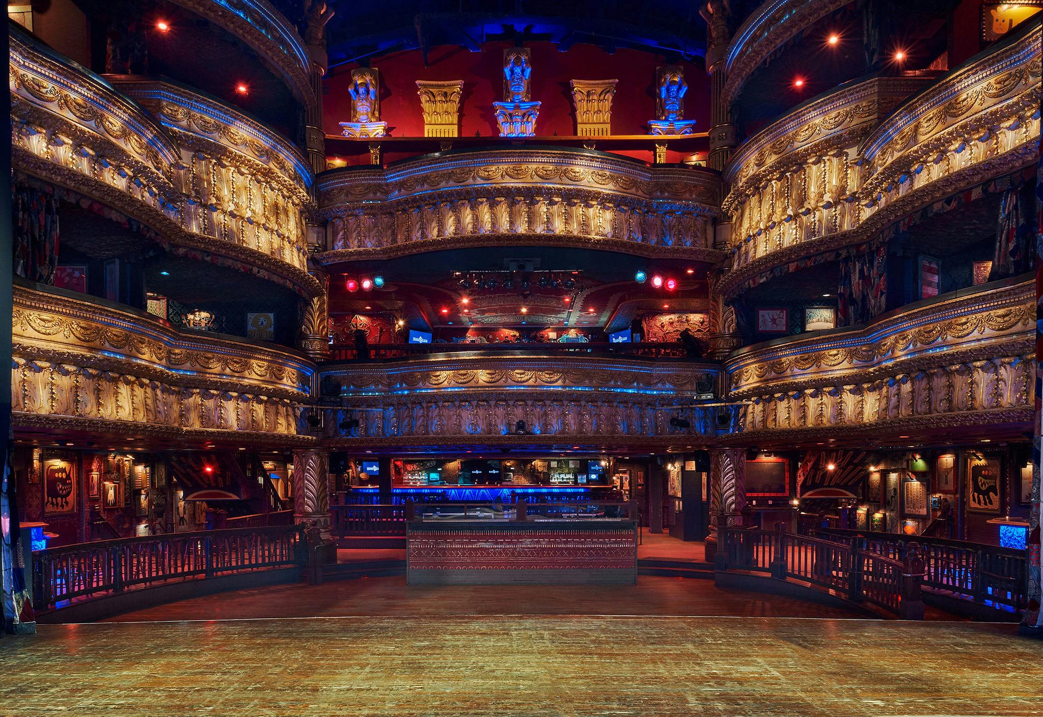 Lively Classic Bar near Near North Planned